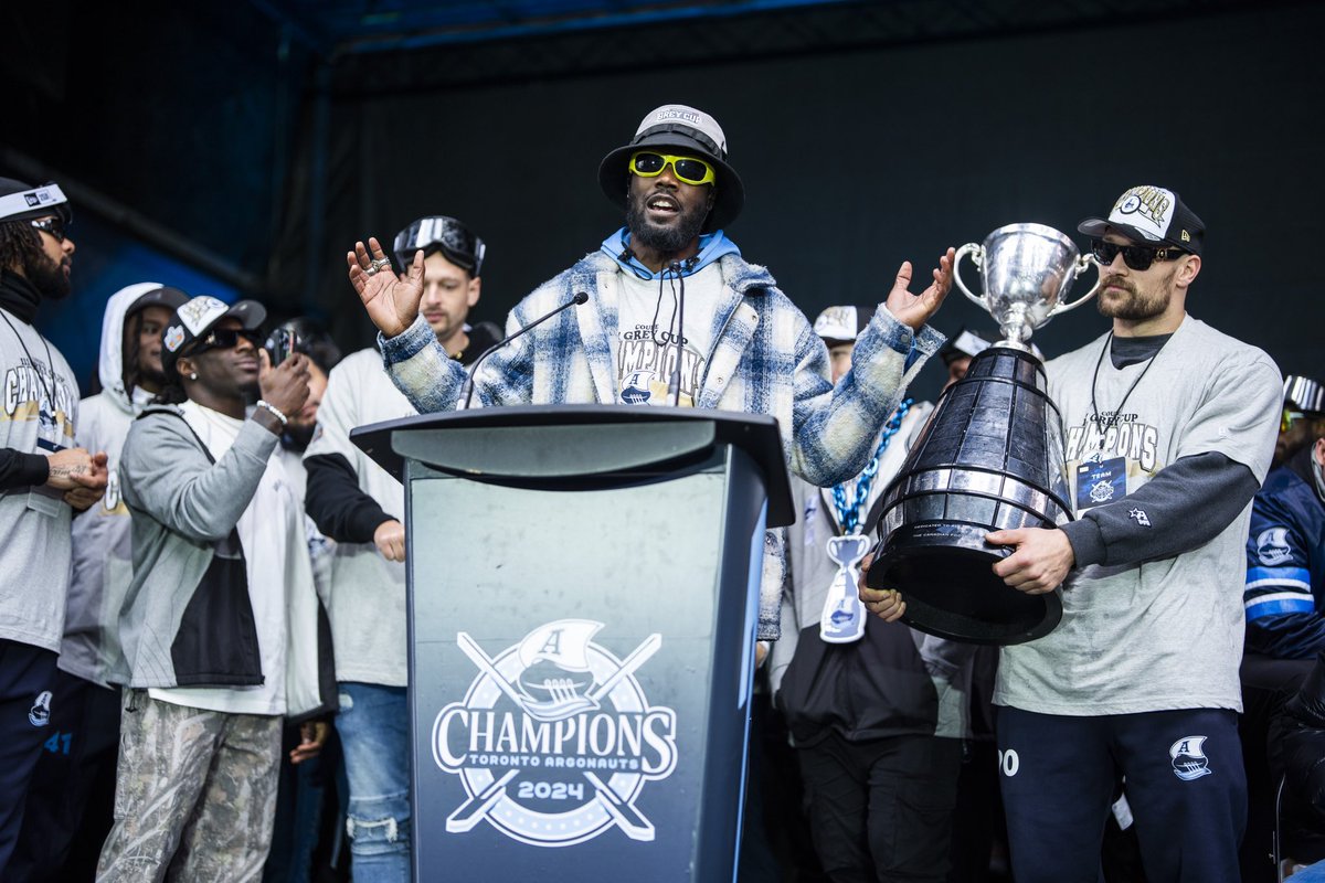 SincerelyTDF's tweet image. It’s a parade inside my city, yeah