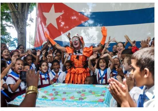 Día Internacional del Niño y sus Derechos. 
Romance de la niña mala.
Raúl Ferrer.
Cuando se entienda la risa
Y se le cante a la gracia
Cuando la injusticia rompa
Entre mi pueblo su marcha
Y el tierno botón de un niño
Sea una flor en la esperanza.
#InfanciaFeliz #Matanzas