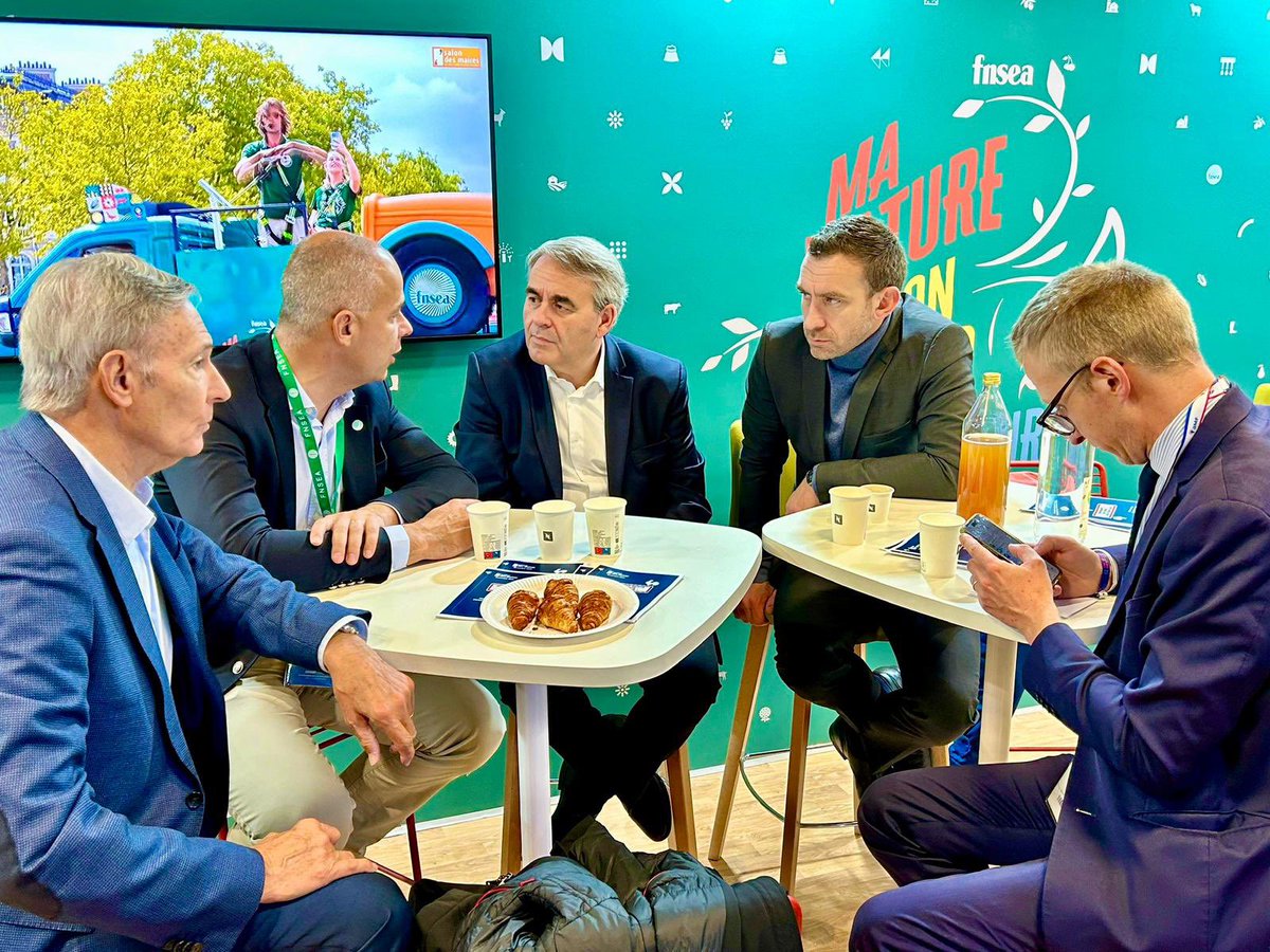 JulienDive's tweet image. Échanges au #congresdesmaires sur le stand de la @FNSEA avec son Président du contexte agricole et la mobilisation.
L’engagement des territoires et des élus locaux en faveur de l’agriculture est aussi essentiel pour appuyer les revendications et leur simplifier la vie au…
