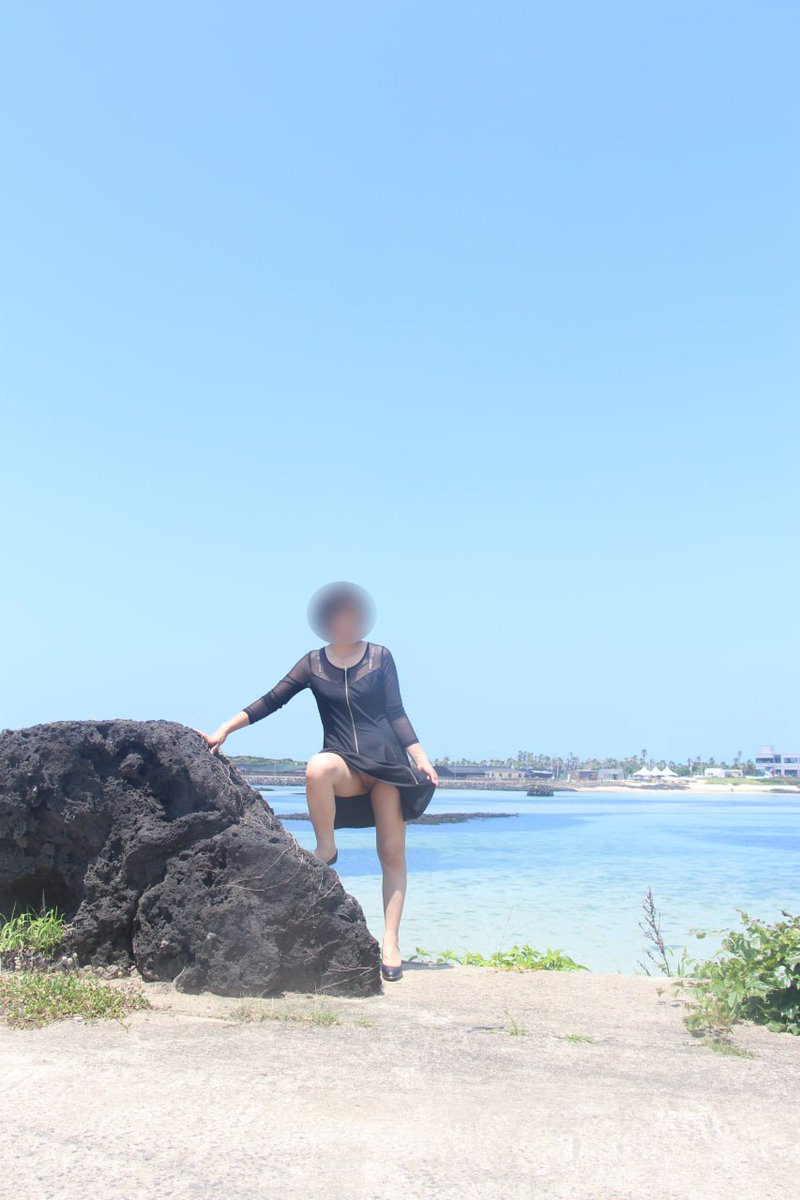 "월정리 해안 근처에서"

월정리 근처에서 야노를 찍는 중에 한 장면.....
날씨는 너무 좋은 여름이었다. 노래 가사 처럼 "그 때에 바다는 너무 아름다웠다" 바다가 너무 예뻤다.  소심이 치마를 올려 야노를 찍는 아내....

댓글은 환영합니다. 이모티콘과 리트윗은 차단합니다.