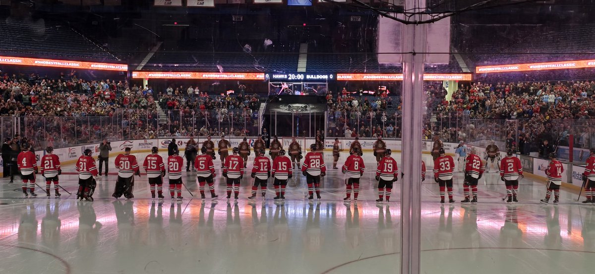 Went to the <a href="/ShoresyHockey/">Shoresy</a> in Chicago last night. Hell of a show. 
I'll admit, I teared up a bit when "O Canada" was sung because I haven't been home in a long time. 

Lots of laughs, lots of goals and a lot of money raised for charity. 

TY cast, crew &amp; alumni for a great night