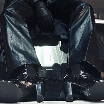 OK BUT ARE U GUYS SEEING THE HEIGHT ON HIS HEEL??? HELLO????