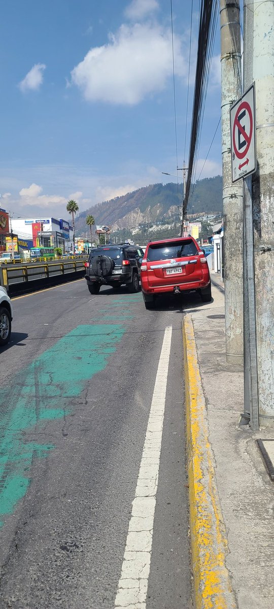 ttgabriel2002's tweet photo. @AMT_Quito @MunicipioQuito @comunidadquito @LaCarol_M Cumbayá sin agentes de transito, todo colapsado y la gente hace lo que le da la gana https://t.co/pL9w42sw6w