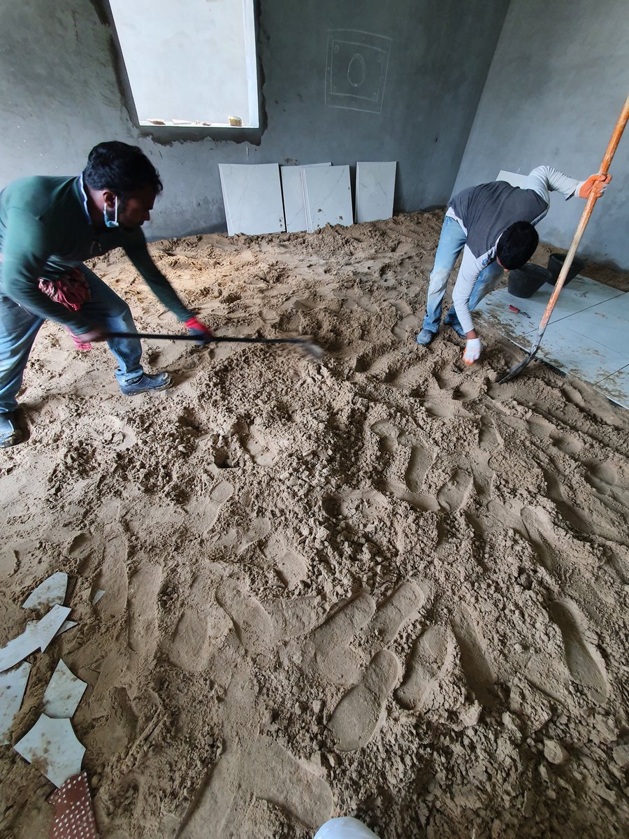 مهم جداً الي يبني ضروري يتابع مع العمال أول بأول هذي حصلت معي في الدفان الداخلي والحمد لله تم الانتباه لها كما توضح الصور والله المستعان 👇