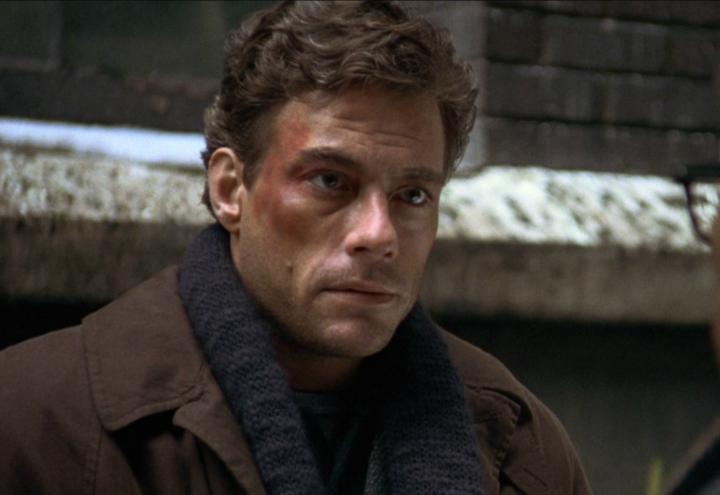 YaniStallone's tweet image. Exit les arts martiaux, les coups font mal privilégiant efficacité à beauté. Un polar violent sur la quête de soi. La métaphore du miroir est saisissante. Première collab efficace avec Ringo Lam🕯️🙏. Il reviendra bousculer🎥 avec brio notre JCVD. Revu hier. J'adore. #MaximumRisk