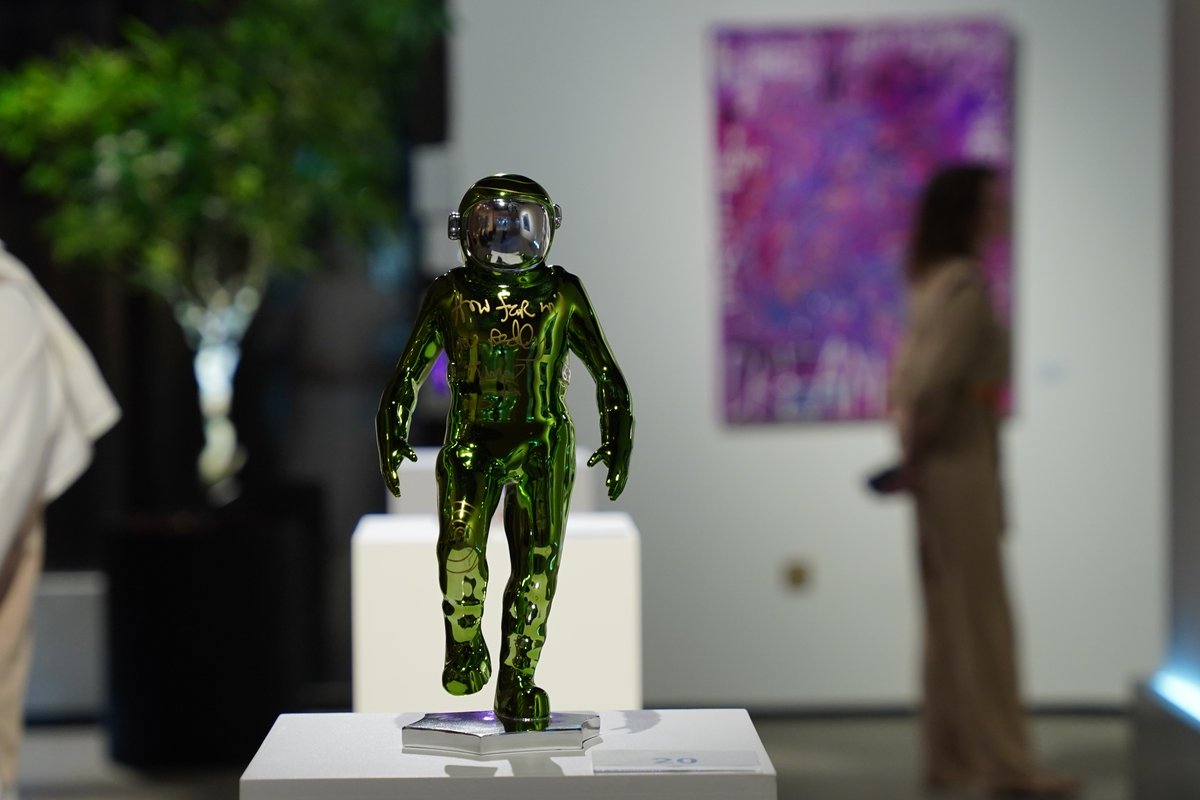 A true collector sees the beauty in the details, the stories in the strokes. 🖼️

@brendanmurphyart

#ArtLove #CollectorMindset #RiyadhArtScene #brendanmurphy #ahlamgallery #riyadhsaudiarabia