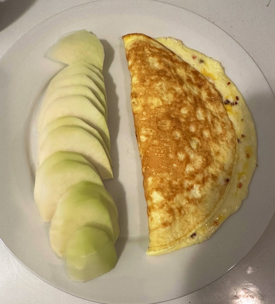 free_style_chef's tweet image. What do you think of my breakfast macros?

Did I do well or could I improve?

Kohlrabi. Parmesan omelet made of egg and egg whites. 

#brekkie #breakfast #macros #parmesan #eggs #kohlrabi