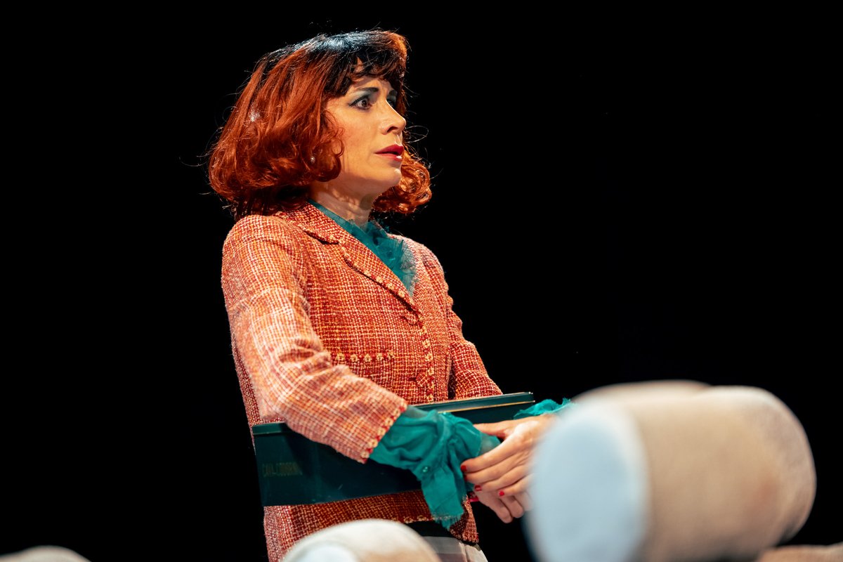 🚖 Una gallega que no vol fer de taxista.
 📦 Una catalana amb una capsa misteriosa.
 🤯 Un viatge carregat de rialles, secrets i rebel·lia!
 #Fisterra: Les Thelma i Louise catalano-gallegues t’esperen!
Un comèdia delirant de <a href="/gon_ferran/">ferran.gon</a> 
 🎭🎟 salaversusglories.cat