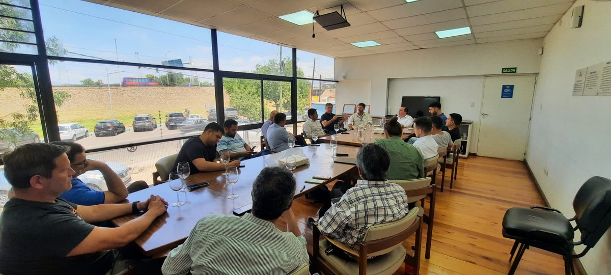 asinmet's tweet photo. 🛠️ ASINMET e YPF fortalecen lazos.

Empresarios de ASINMET dialogaron con Andrés Mackinnon, de @YPFoficial, sobre oportunidades para proveedores locales. También recorrió el CETEM Cuyo, clave para futuros proyectos como Vaca Muerta.

#Industria #ASINMET #YPF https://t.co/f2pAVuCi3X