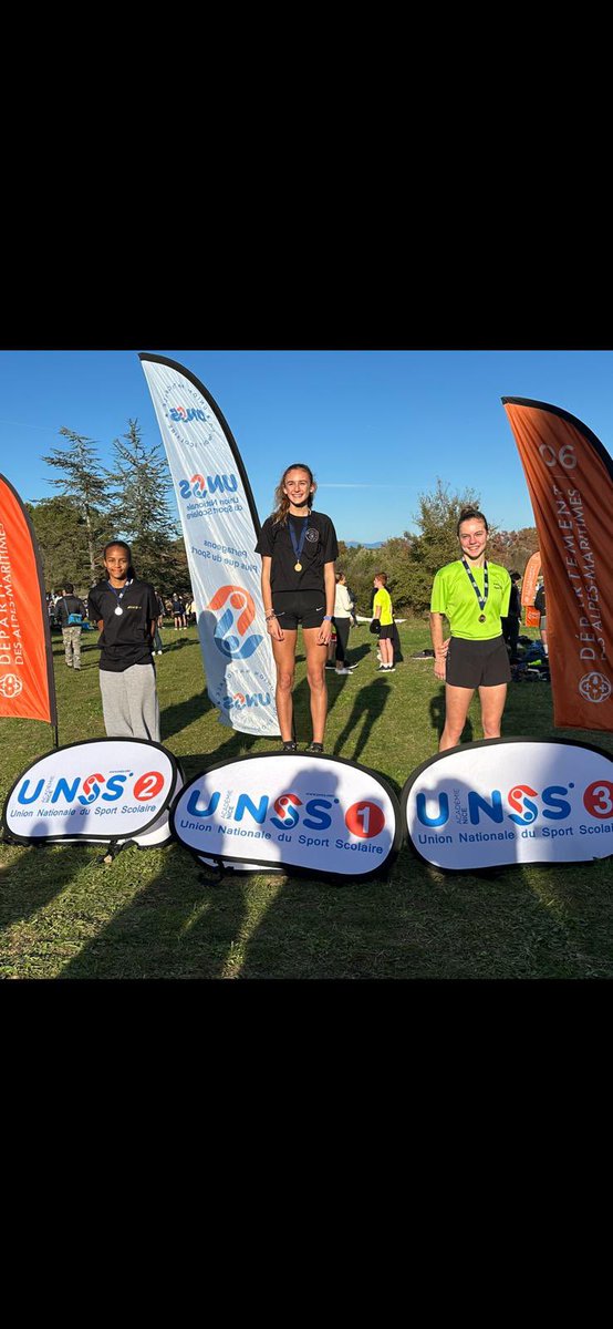 Franckluccisano's tweet photo. 🏃‍♂️🌞 Malgré un vent soutenu, les élèves du @CollegeNSP ont brillé au cross départemental  de l’UNSS à l’étang de Fontmerle à Mougins ! 💪
•🥉 3e en benjamins mixtes
•🥈 2e en minimes mixtes
•🥇 Louise Simonsen, médaille d’or en minime fille ! 👏 https://t.co/LWlW5fR63Y