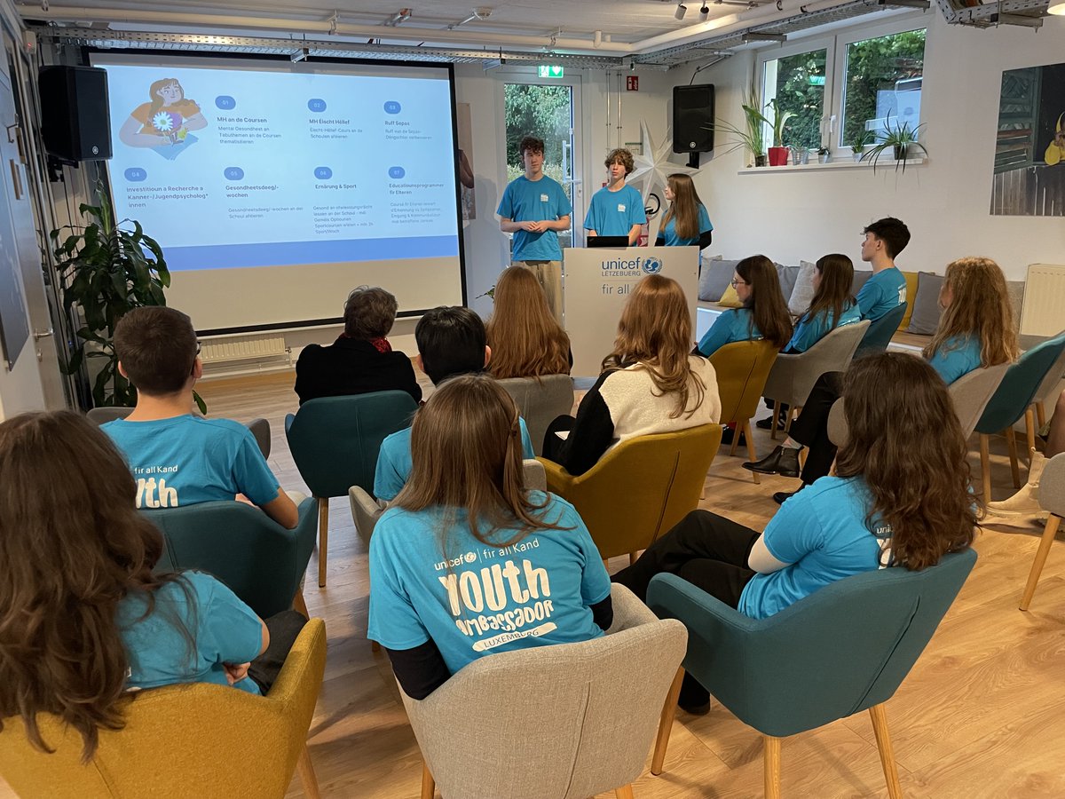 Am Kader vum #Weltkannerdag war d’Gesondheetsministesch Martine Deprez bei eis am UNICEF Haus 🥰 Eis #YouthAmbassadors hunn #NetEleng virgestallt, eis Campagne zur mentaler Gesondheet vu Jonken fir Jonker. Dono haten si en interessanten a ganz informativen Austausch. @sante_lu 💙
