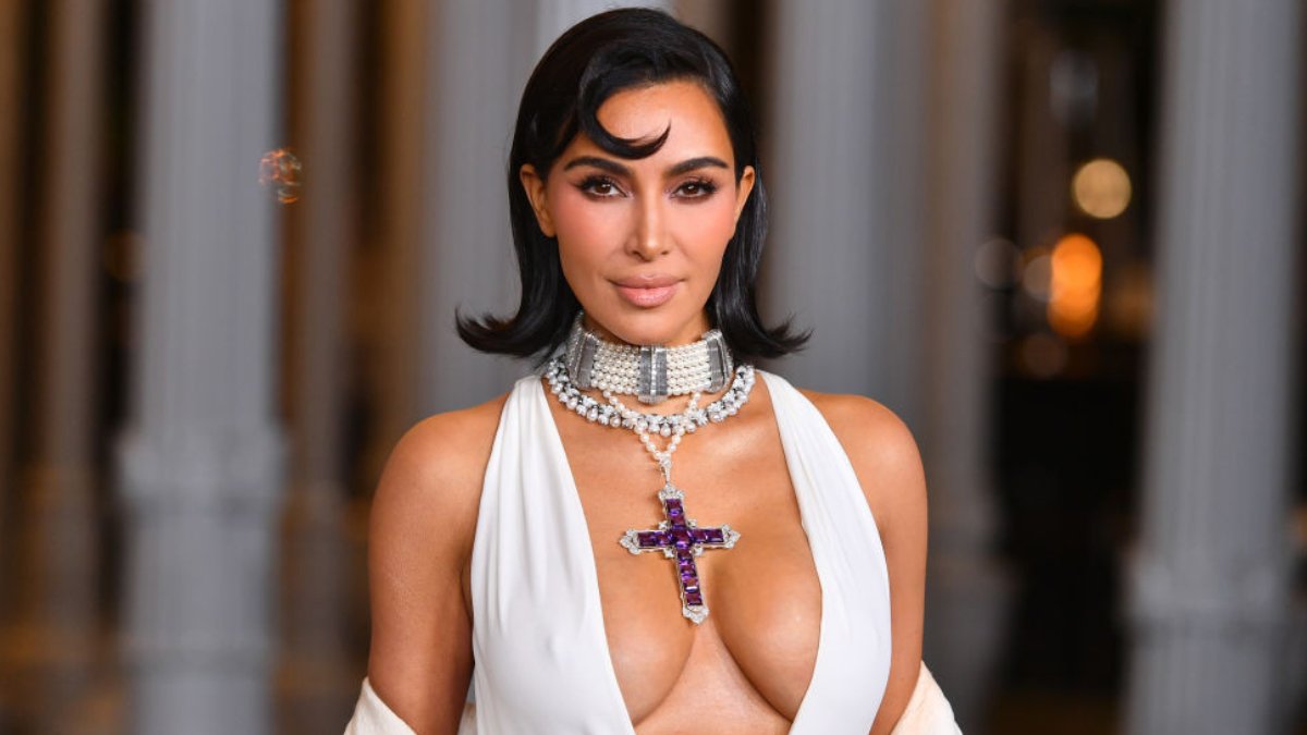 Kim Kardashian Records Fascinating Encounter With Faceless 'New Friend' | 99.9 KEZ kez999.iheart.com/content/2024-1…