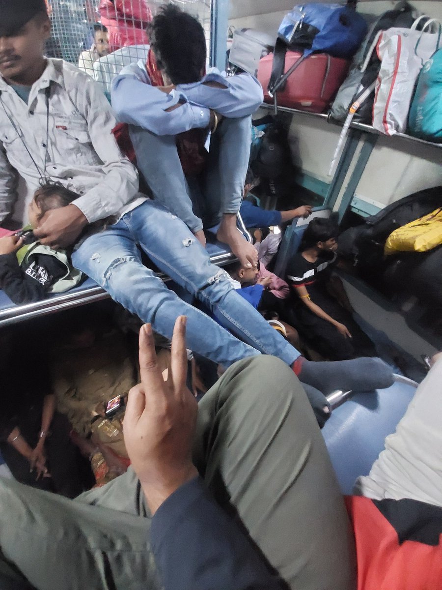 Alok0O7's tweet photo. Kindness still exists. Traveling in a crowded general class to Delhi with no space or services, I struggled to take my medicine for a lung infection. A stranger noticed and offered snacks and water without hesitation. Some gestures of humanity are priceless and unforgettable. https://t.co/tSEG5WpvaH