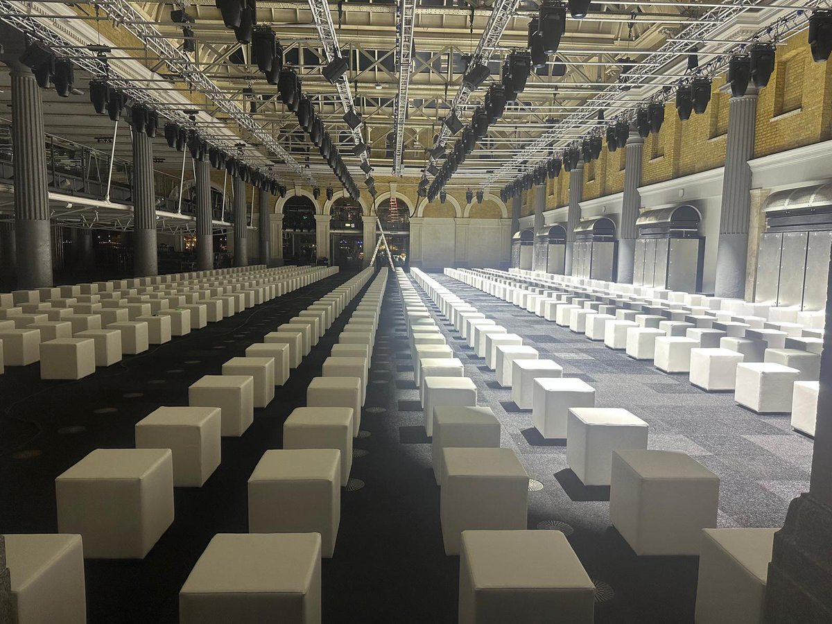 570 White Seating Cubes produced for London Fashion Week bit.ly/3ObNYCh #JWAnderson #LFW #JewelleryMaker #holmesproduction #votediane