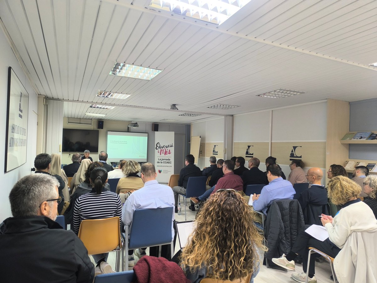 Trobada amb centres d'fp per treballar sobre l'Avaluació segons la nova llei d'fp des dels  àmbits docent i empresa, amb el Sr. Feliu Lòpez Subdtor Gral de Programes i Projectes i la Sra. Marta Nel.lo, cap del servei d'Ordenació de l'FP inicial d'<a href="/educaciocat/">Educació</a>, <a href="/fpcatalunya/">FP Catalunya</a>