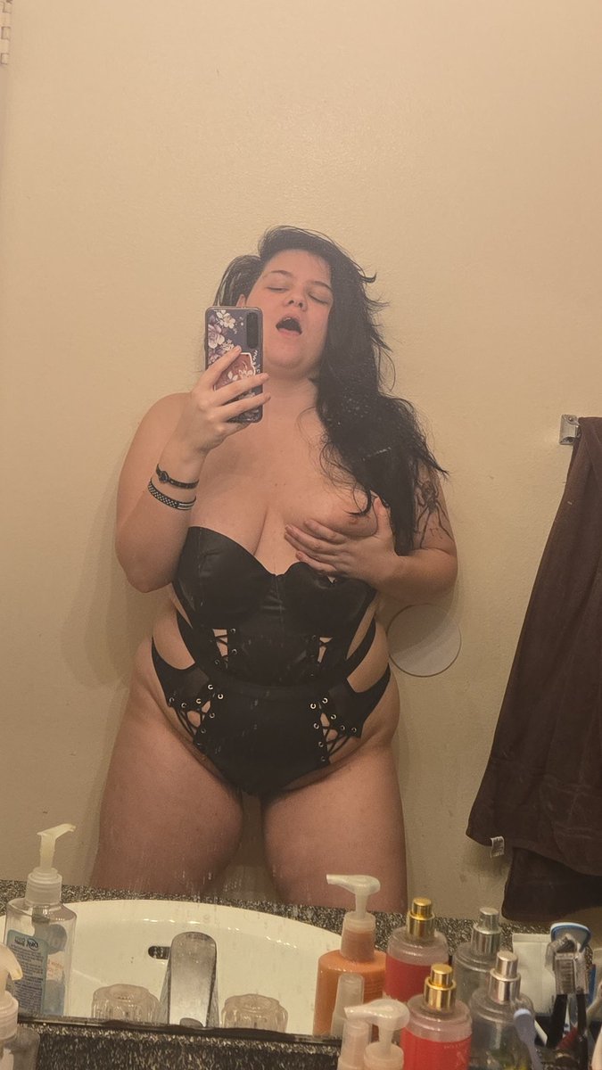 CVcherrybomb's tweet photo. Who's actually #BUYINGCONTENT I'm #sellingcontent dm me for menu https://t.co/zGHXGQyWrt