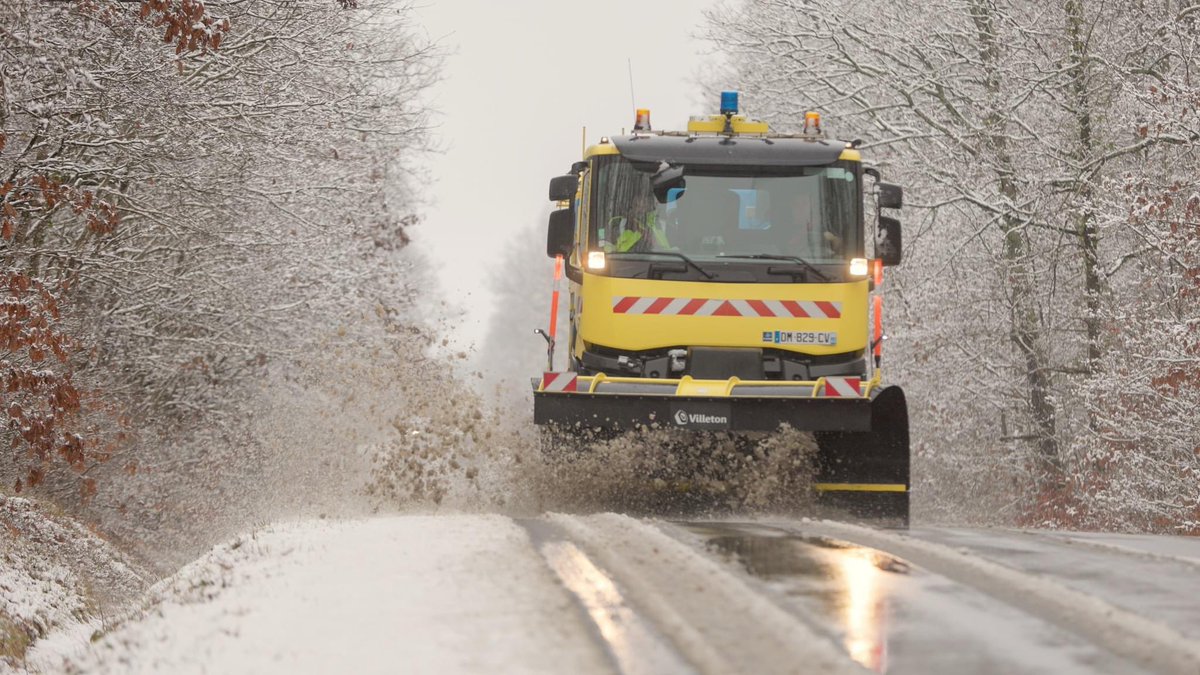 ❄️⚠️ Alerte #neige dans le #Loiret
Vigilance orange dès jeudi 21 nov. à 11h.

✅ Patrouilles jeudi pour surveiller et sécuriser les routes.
✅ Équipes prêtes à intervenir dans la nuit de jeudi à vendredi sur le réseau principal.

Adaptez votre conduite et restez informés.