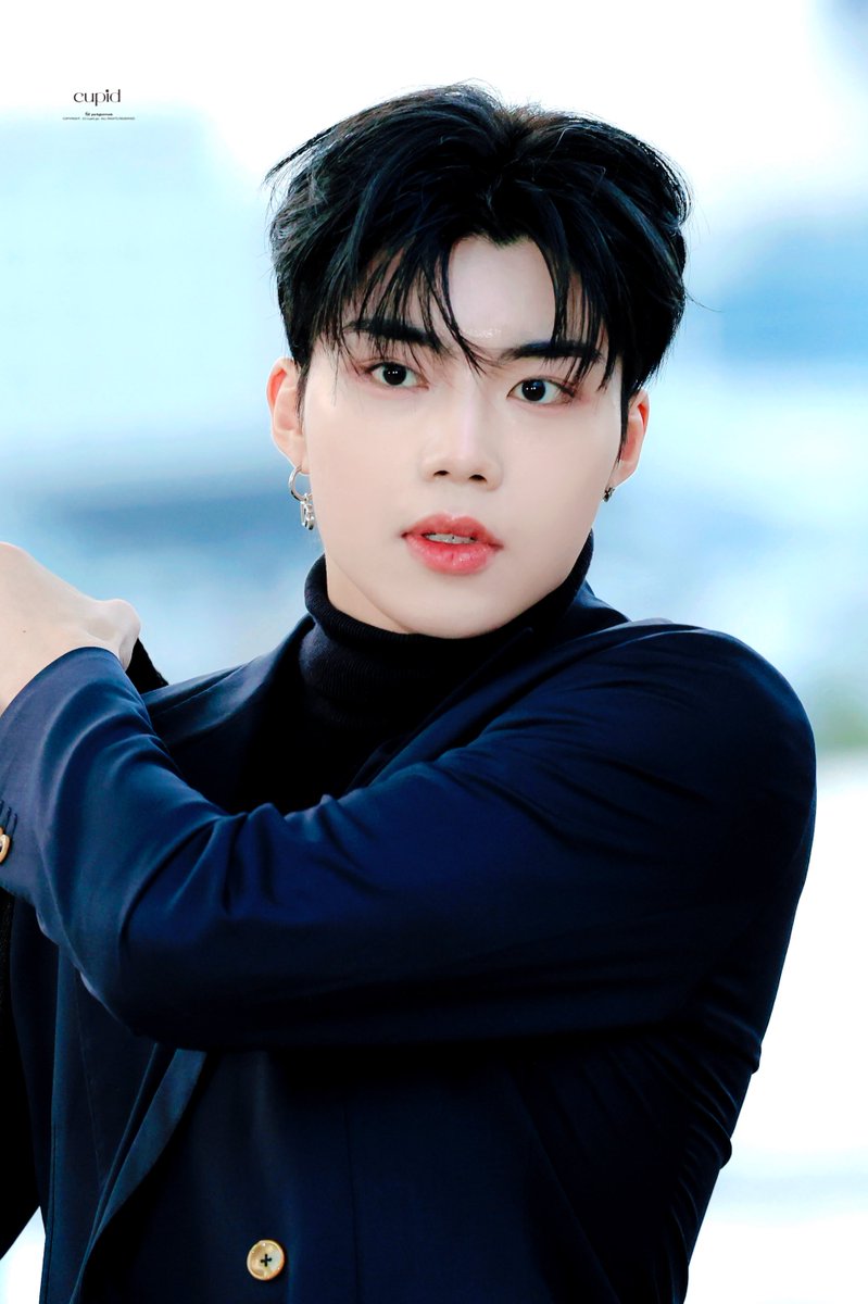 cupid_gw's tweet photo. 241120 HQ.  
#박건욱 #PARKGUNWOOK 
#ZB1 #ZEROBASEONE #제로베이스원 https://t.co/CzZjlqq8Nb