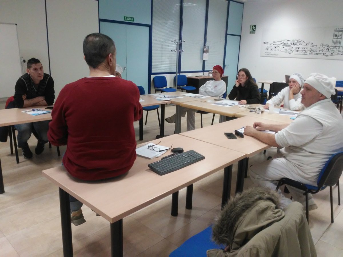 Hoy hemos impartido nuestro curso "Tomador de Muestras".🧪🐄 Un agradecimiento especial a AGROPAL por confiar en nosotros y a Pablo González de Sercolacto, quien ha compartido su conocimiento y experiencia como instructor del curso.
#FormaciónProfesional #IndustriaLáctea