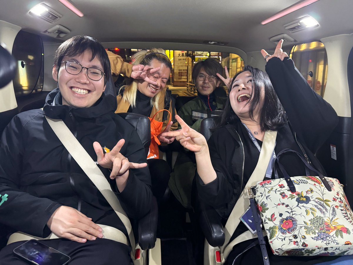 posi0202's tweet image. 昨日のありえんくらい楽しそうな一コマ。タクシーで〆飯まで行こうとしたらホスピタリティの塊みたいな運転手さんに言われるがままに撮影😂行き先伝えたら電話で席まで確認してくれる神対応いただきました👼あぁ、楽しかった👏 #Tech_DAIMYO #〆は飯ごう雑炊山