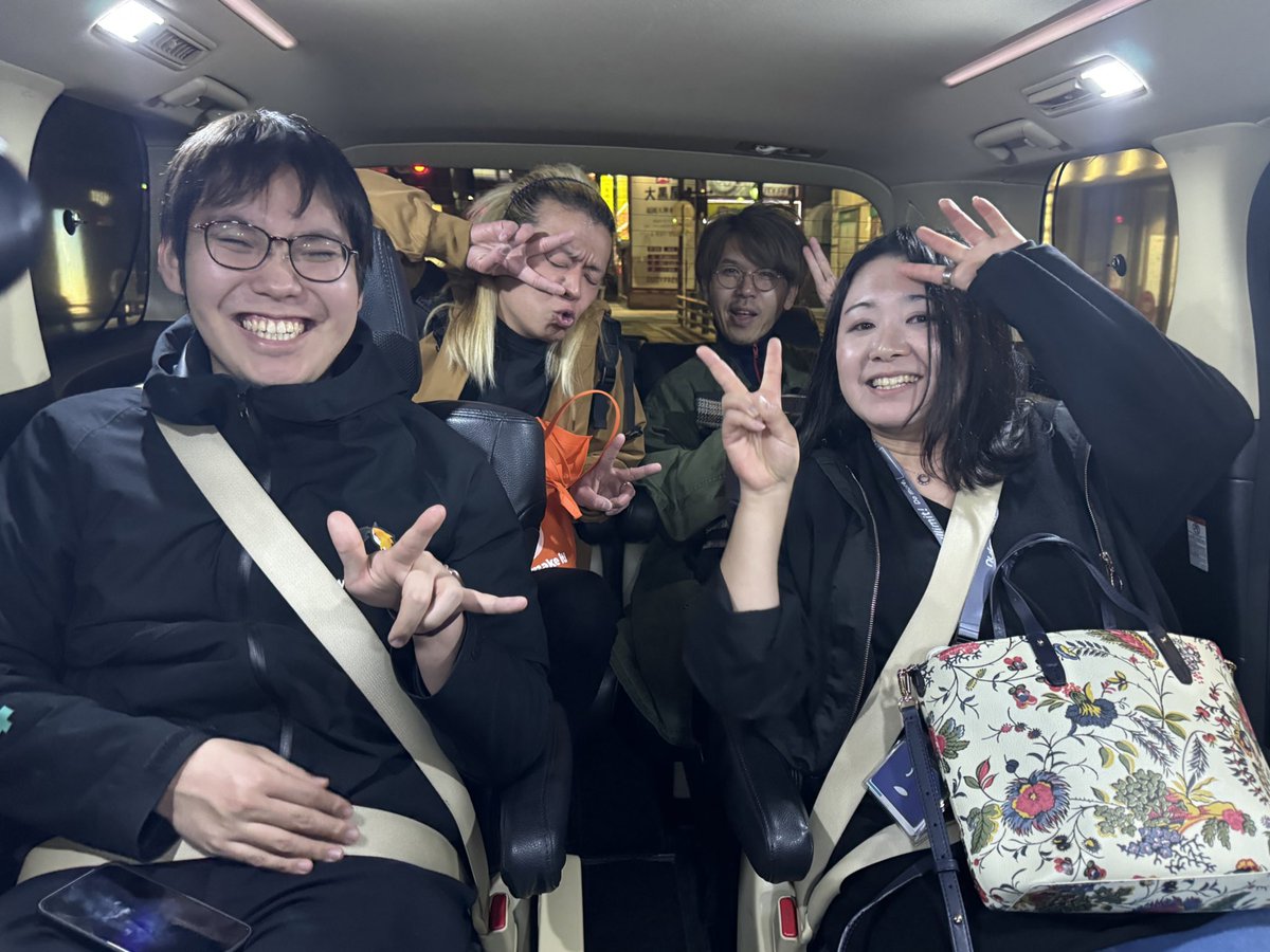 posi0202's tweet image. 昨日のありえんくらい楽しそうな一コマ。タクシーで〆飯まで行こうとしたらホスピタリティの塊みたいな運転手さんに言われるがままに撮影😂行き先伝えたら電話で席まで確認してくれる神対応いただきました👼あぁ、楽しかった👏 #Tech_DAIMYO #〆は飯ごう雑炊山