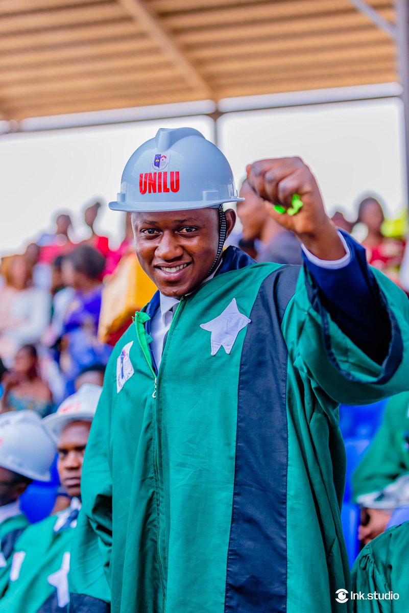 gad_kalunga7's tweet photo. 4 ans de défis à @uniluofficiel, et nous voilà diplômés LMD!🎓 Capturer ce moment pour @inkstudio82 tout en le vivant était surréaliste. Grâce à Dieu et à notre persévérance,nous sommes devenus ce produit fini prêt pour l'avenir. La gratitude est immense! #GadKalunga #InkStudio https://t.co/l0pX2so6ig