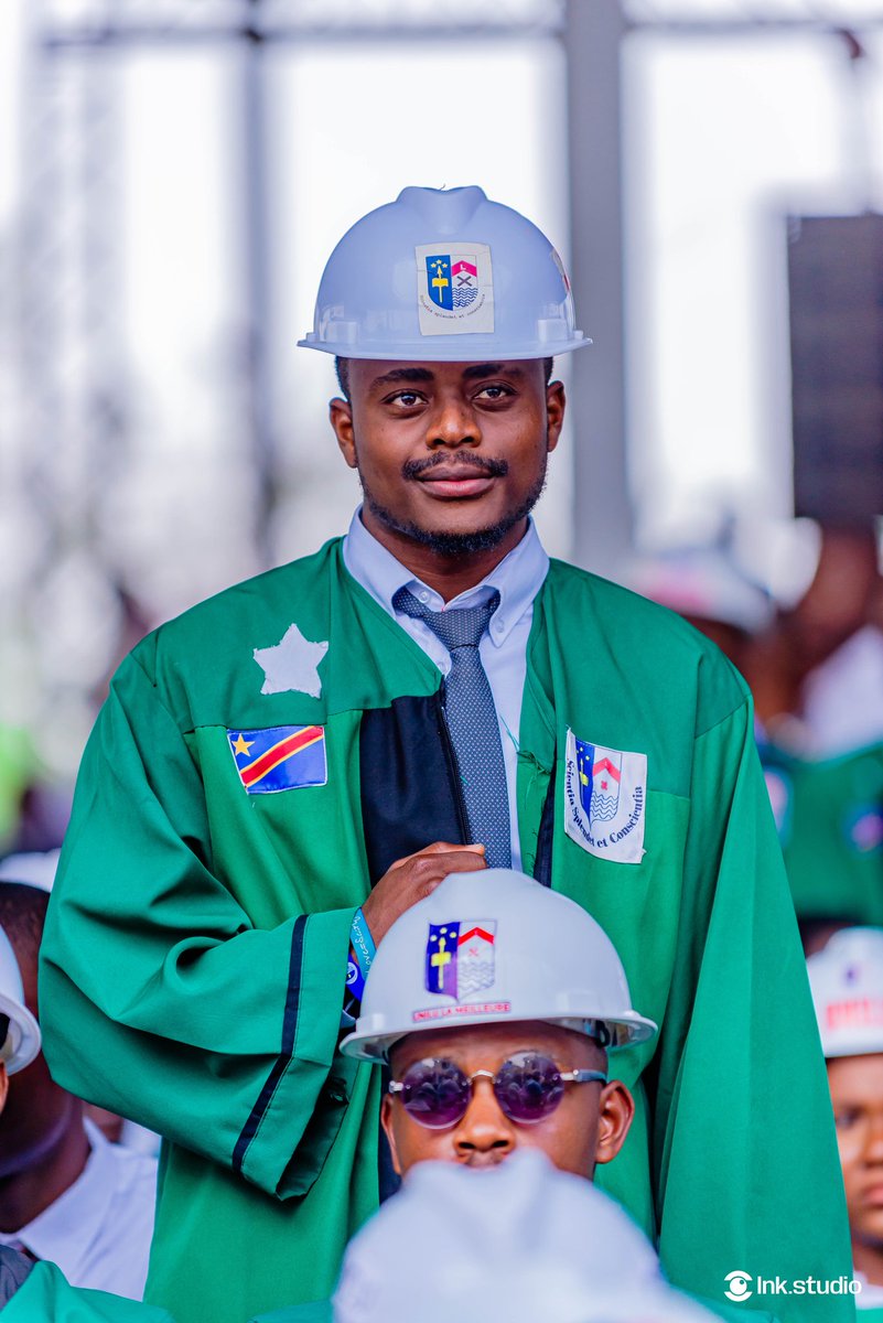gad_kalunga7's tweet photo. 4 ans de défis à @uniluofficiel, et nous voilà diplômés LMD!🎓 Capturer ce moment pour @inkstudio82 tout en le vivant était surréaliste. Grâce à Dieu et à notre persévérance,nous sommes devenus ce produit fini prêt pour l'avenir. La gratitude est immense! #GadKalunga #InkStudio https://t.co/l0pX2so6ig