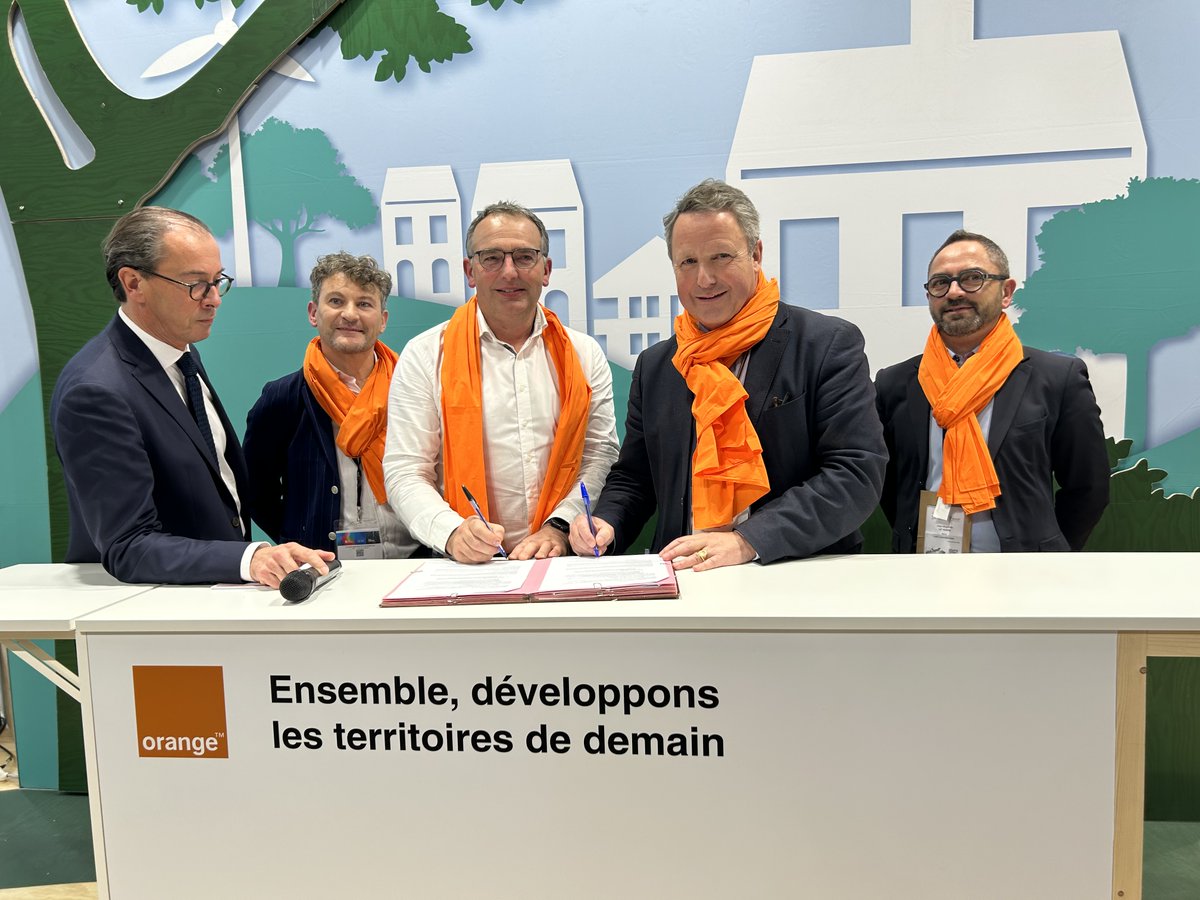 🤝 Engagés pour un monde plus responsable. 
📌Au <a href="/salondesmaires/">Salon des Maires et des Collectivités</a>, les équipes Orange s'engagent avec @LeffArmor en faveur de l'#inclusion et de l'#environnement, au travers de la signature d'une convention. 

<a href="/DdeKerhor/">Damien de Kerhor</a> @GorjuErwan <a href="/cyrilluneau/">🟧 Cyril Luneau</a>