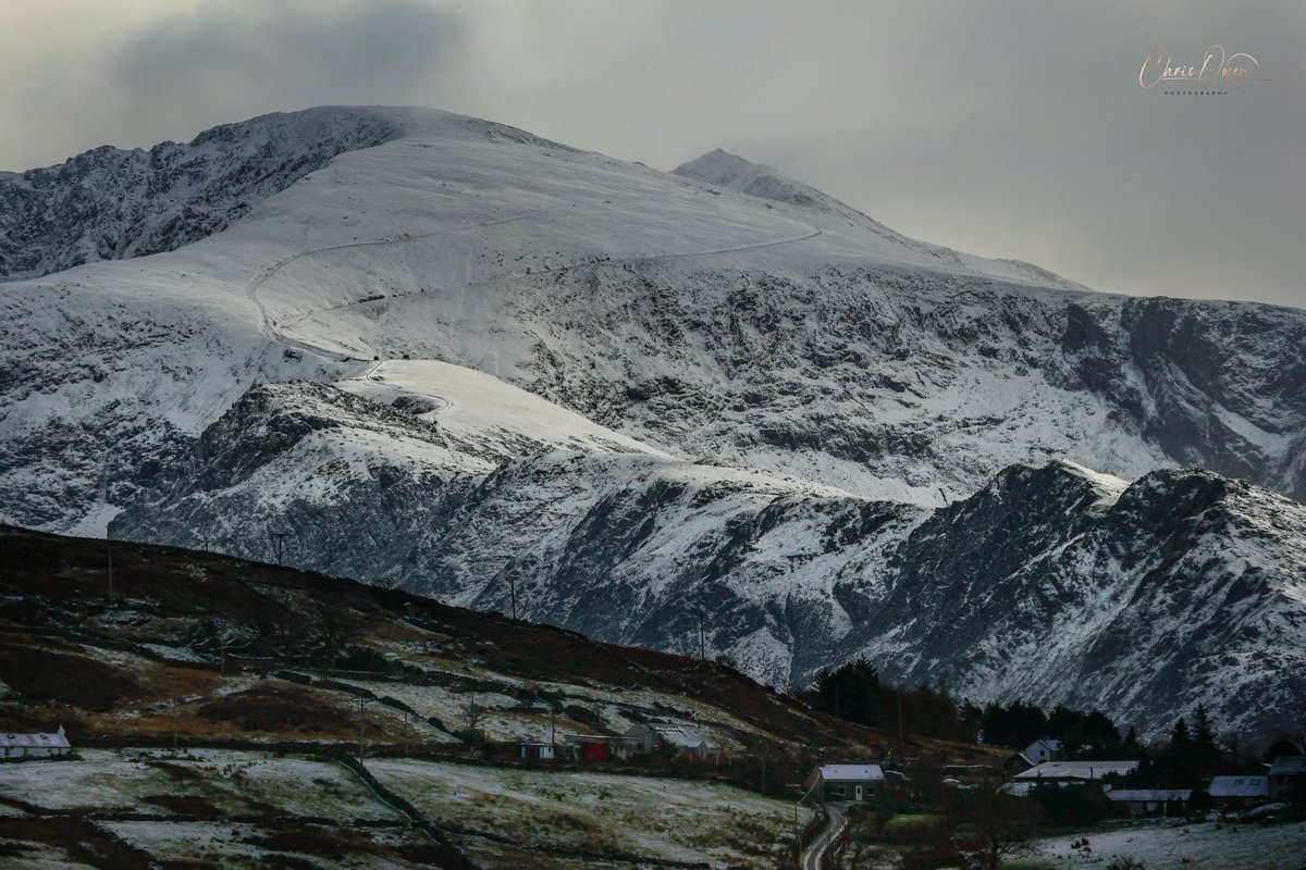 Yr Wyddfa this afternoon 🏔📸🏴󠁧󠁢󠁷󠁬󠁳󠁿
#snow #uksnow #photography #landscapephotography #loveukweather <a href="/metoffice/">Met Office</a> <a href="/S4Ctywydd/">S4C Tywydd</a> <a href="/bbcweather/">BBC Weather</a> <a href="/DerekTheWeather/">Derek Brockway - weatherman</a>
