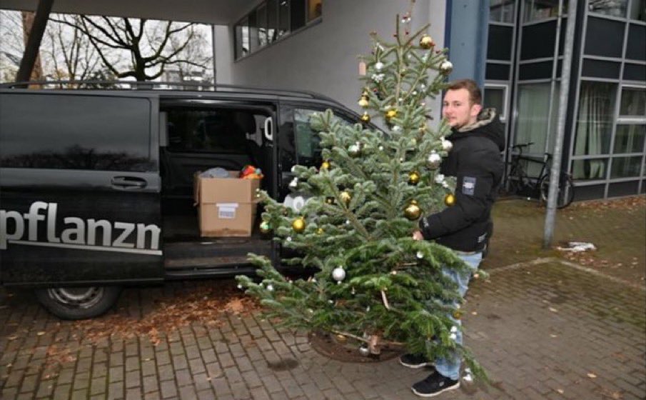herqles_es's tweet photo. 🇩🇪 | Un alemán de 53 años ha sido condenado a pagar 3000€ por montar un árbol de Navidad en el exterior de una guardería en Hamburgo.

El director llamó a la policía y afirmó que era un acto de agresión, que hacía que «los niños musulmanes no se sintieran bienvenidos». https://t.co/F792nucudl