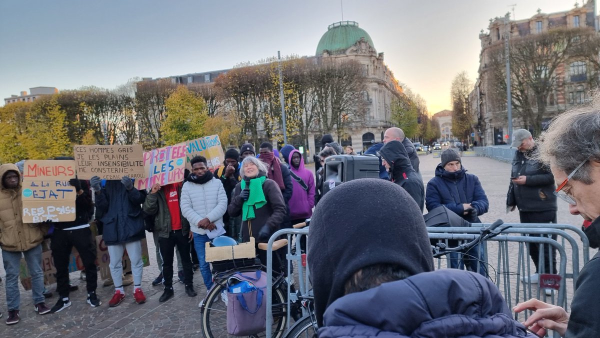 La détermination des jeunes, des associations qui les accompagnent, des habitants mobilisés, et des élus (de la Ville et du Département) a porté ses fruits. 

Des solutions d'hébergement vont être proposées aux jeunes exilés qui dorment sur la plaine des Vachers dès ce soir.

1/5