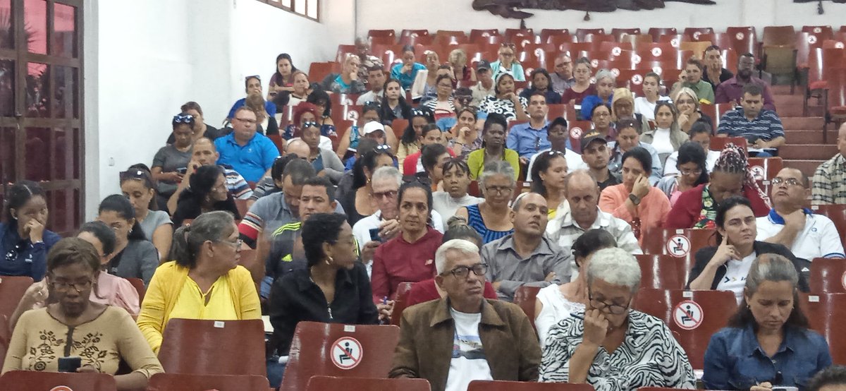 Con presencia de Eduardo López Jefe de la Oficina de Información y Análisis  y Yaquelin González  funcionaria del Departamento Ideológico, ambos del CC PCC se realiza el Taller de Buenas Prácticas para impulsar el trabajo en las redes sociales en #VillaClara
#JuntosPorVillaClara