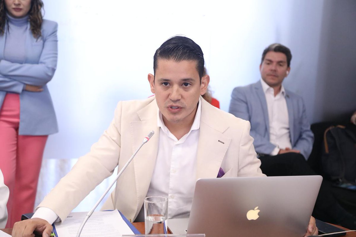 Asamblea Nacional (@asambleaecuador) on Twitter photo <a href="/DerechoSaludAN/">Comisión del Derecho a la Salud y Deporte</a> <a href="/DrAntonioNaran/">Dr. Antonio Naranjo Paz y Miño</a> <a href="/Salud_Ec/">Ministerio de Salud Pública 🇪🇨</a> <a href="/Arcsa_Ec/">Arcsa Ecuador</a> <a href="/DanielSanchezEc/">Daniel Sánchez</a> <a href="/DanielSanchezEc/">Daniel Sánchez</a>, director de la <a href="/Arcsa_Ec/">Arcsa Ecuador</a>, comparece ante <a href="/DerechoSaludAN/">Comisión del Derecho a la Salud y Deporte</a>. Informa sobre medicamentos sin registro sanitario, las alertas sanitarias por medicamentos falsificados, y acciones de control y regulación ejecutadas. #JuntosLegislamos <a href="/DerechoSaludAN/">Comisión del Derecho a la Salud y Deporte</a> <a href="/DrAntonioNaran/">Dr. Antonio Naranjo Paz y Miño</a> <a href="/Salud_Ec/">Ministerio de Salud Pública 🇪🇨</a> <a href="/Arcsa_Ec/">Arcsa Ecuador</a> <a href="/DanielSanchezEc/">Daniel Sánchez</a> <a href="/DanielSanchezEc/">Daniel Sánchez</a>, director de la <a href="/Arcsa_Ec/">Arcsa Ecuador</a>, comparece ante <a href="/DerechoSaludAN/">Comisión del Derecho a la Salud y Deporte</a>. Informa sobre medicamentos sin registro sanitario, las alertas sanitarias por medicamentos falsificados, y acciones de control y regulación ejecutadas. #JuntosLegislamos