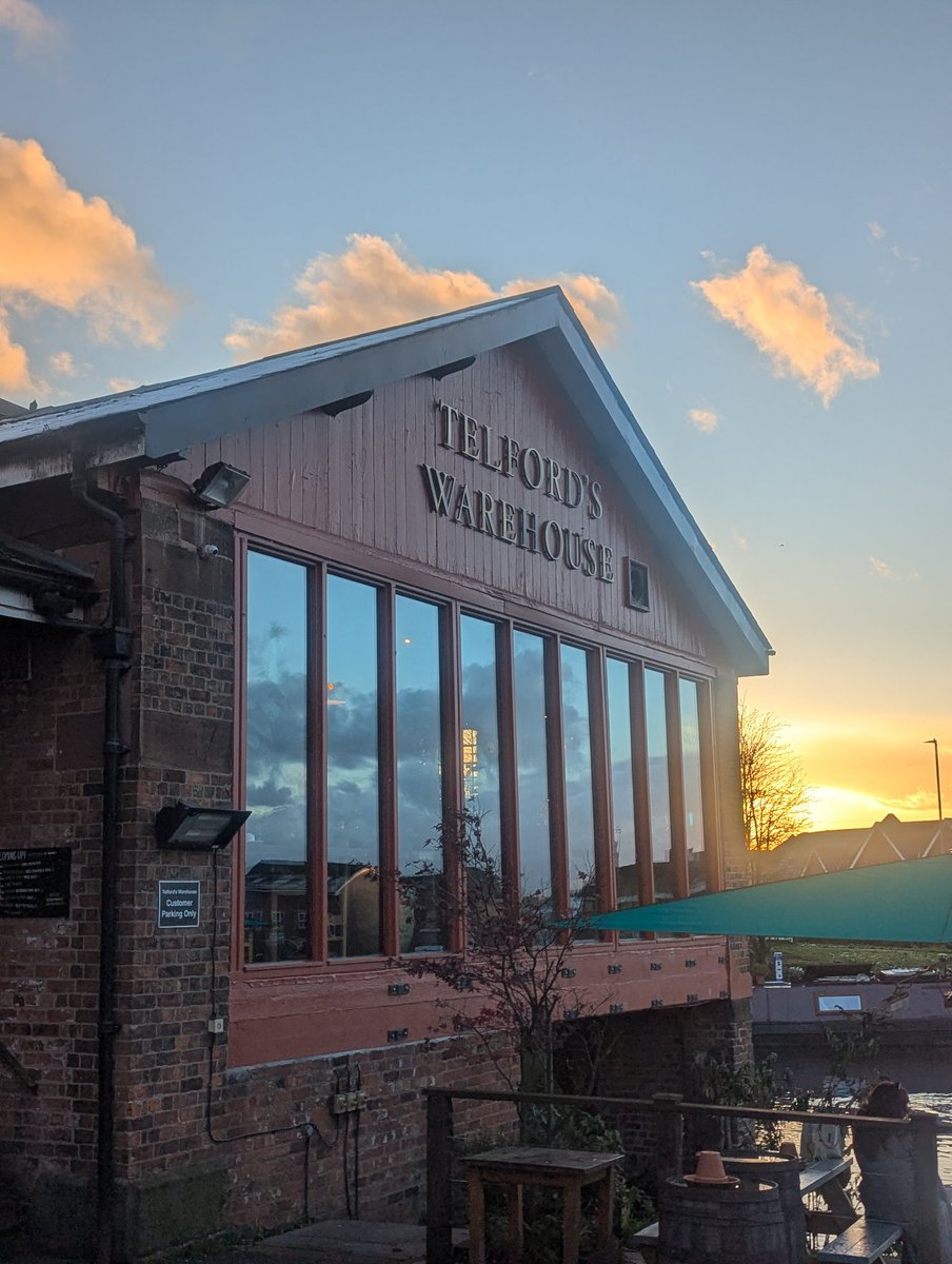 Darren Burling (@darrenburling) on Twitter photo <a href="/CornerhouseCH1/">Cornerhouse Chester</a> Day 7 and running out of Chester pubs on my dark ale quest...
<a href="/Telfords/">Telfords Warehouse</a> occasionally has one on so chuffed to see <a href="/redwillowbrew/">Redwillow Brewery</a> Sabro Porter on the pumps.
Never tried this one, it's a nicely balanced traditional porter with Sabro hops.
£4.50 pt and my score is 4/5 👍😁 <a href="/CornerhouseCH1/">Cornerhouse Chester</a> Day 7 and running out of Chester pubs on my dark ale quest...
<a href="/Telfords/">Telfords Warehouse</a> occasionally has one on so chuffed to see <a href="/redwillowbrew/">Redwillow Brewery</a> Sabro Porter on the pumps.
Never tried this one, it's a nicely balanced traditional porter with Sabro hops.
£4.50 pt and my score is 4/5 👍😁