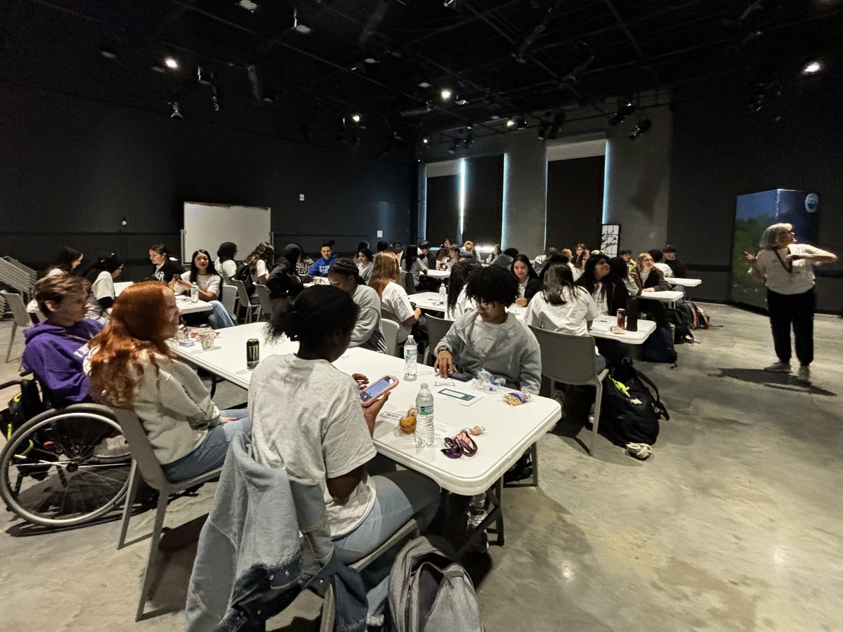 mitsinessa's tweet photo. This year’s @NorthtownNews student exchange focused on our IB Program. We loved hosting Sumner Academy students/staff two weeks ago and visiting them yesterday. What a great learning opportunity between two great schools! #IBNKC 💜💛🐝 https://t.co/y7Yobk5Atc