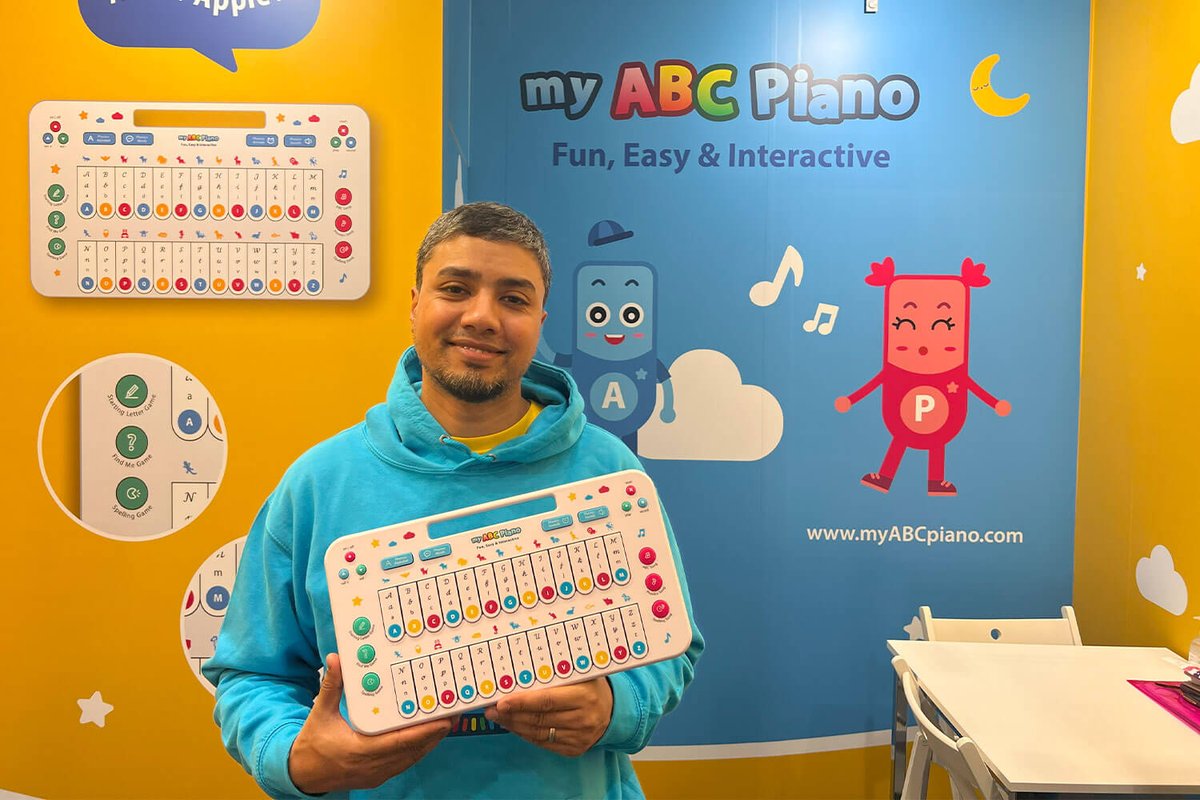 BathSpaUni's tweet image. 💙 This #GlobalEntrepreneurshipWeek, we caught up with MA Design (Textiles) graduate and inventor of @MySalahMat, the world’s first patented interactive prayer mat, Kamal Ali.  

Find out more - bit.ly/3COgwiw 🔗 

#BathSpaProud #WeAreBSU #BathSpaUni #BSU