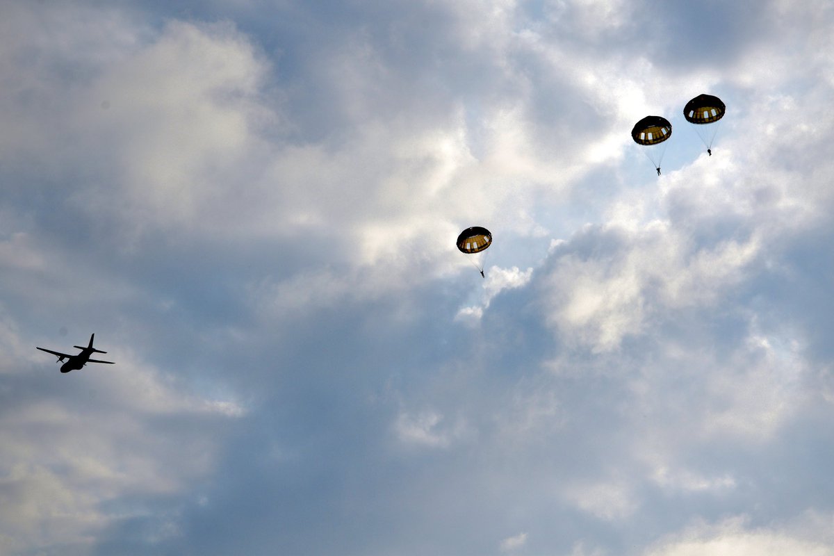 3eRMAT's tweet image. 🪂 Entraînement au saut à ouverture automatique pour les maintenanciers parachutistes du #3RMAT.

#PrepaOps
#parachutisme