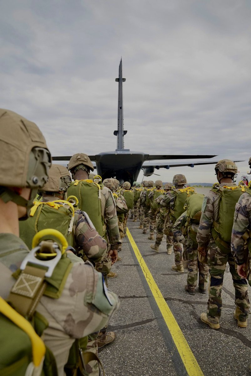 3eRMAT's tweet image. 🪂 Entraînement au saut à ouverture automatique pour les maintenanciers parachutistes du #3RMAT.

#PrepaOps
#parachutisme