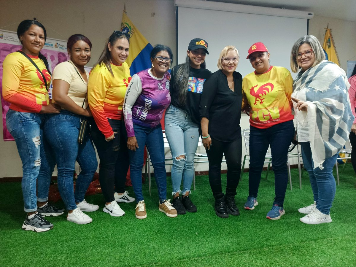 En el mes violeta💜 el frente de mujeres del partido comunista de Vzla dijo presente en la entrega de certificados de la GMVM en el auditorio del CTE cachamay💜
Seguimos consolidando a la MUJER EMPODERADA!