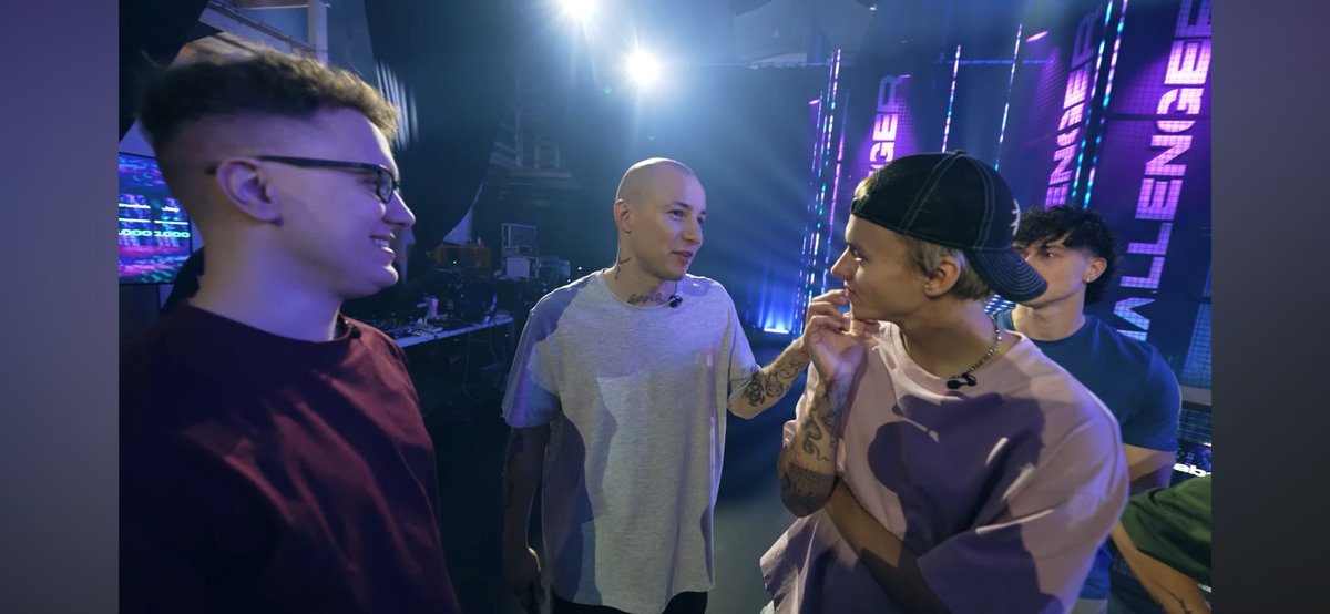 Fielkaaa's tweet image. ,, Ty się nie słuchaj friza on odpadł w pierwszym odcinku mafii,,  #challenger