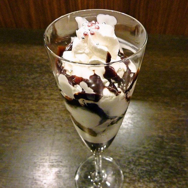 パフェ大好きなお客様の言葉。
生クリームがめちゃくちゃ上手い！
初めて作ったスタッフ・・・凄い事になってた。
「ぎゃーーー違う！！」でしたが、
お客様大喜び！だったので、良しとする。