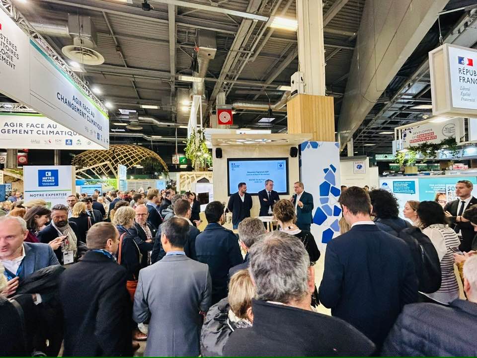 Notre président <a href="/durovray/">François Durovray</a> et le président de l’<a href="/ademe_IDF/">ADEME Île-de-France</a>  ont signé ce matin au Salon des maires le Contrat d’objectifs territorial (COT) du Val d’Yerres Val de Seine ! Un nouveau pallier qui acte notre engagement volontariste en faveur de la transition écologique ! <a href="/romaincolas/">Romain Colas</a>