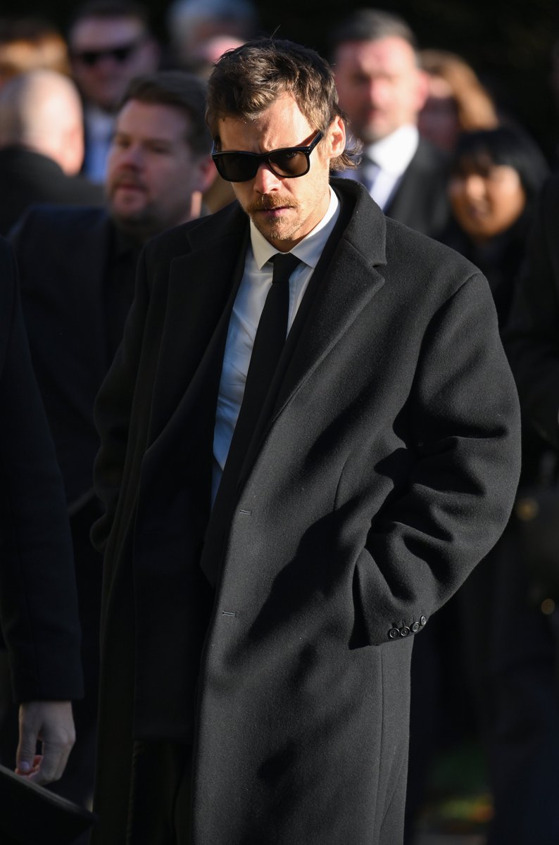 GlamourMex's tweet image. #HarryStyles, #ZaynMalik, #LouisTomlinson y #NiallHoran se reunieron junto con familiares y amigos en el funeral de #LiamPayne, quien falleció hace poco más de un mes.

El servicio privado tuvo lugar este miércoles en Amersham, Buckinghamshire, al noroeste de Londres.