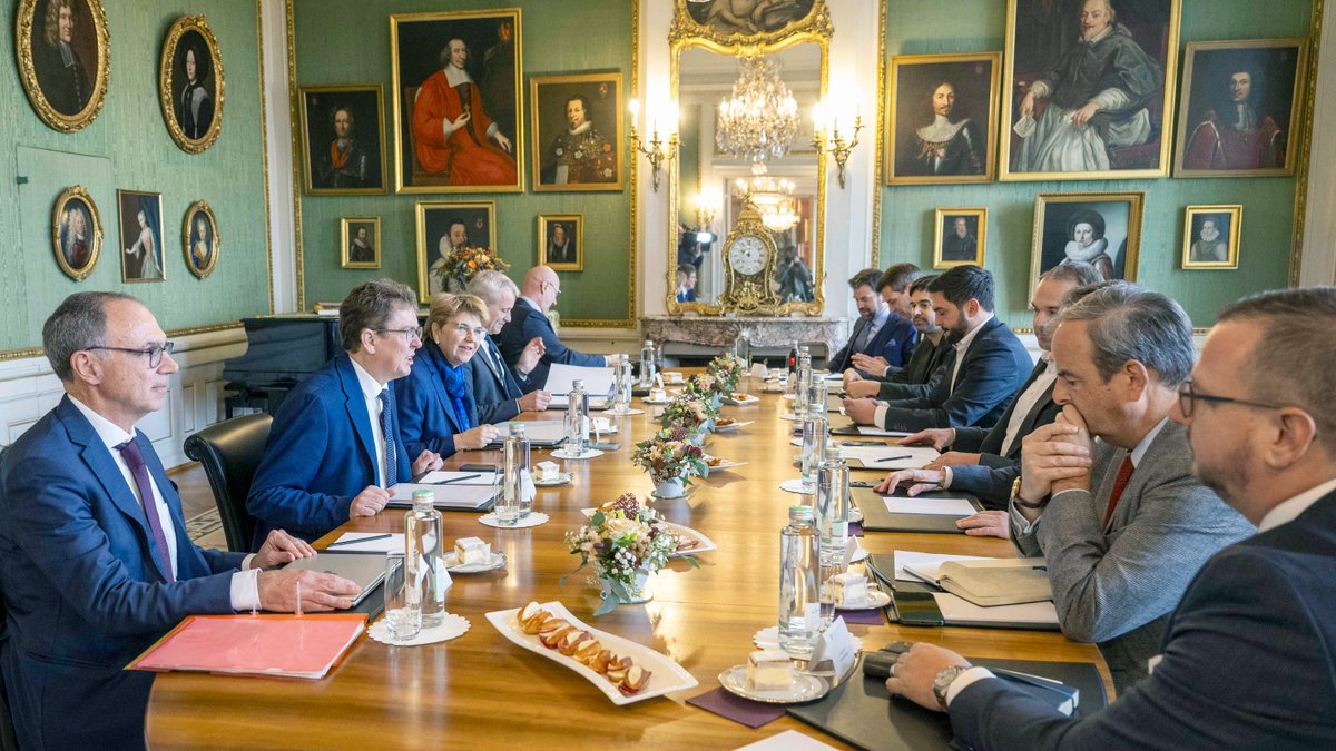 Alles, was falsch ist.
Von-Wattenwyl-Gespräche der Bundesratsparteien: 12/13 Männer unter den lebendigen Teilnehmenden, und noch mehr Altherren an den Wänden.
Kein Wunder, geht's in der Schweizer Politik mit diesem Machtkartell rückwärts statt vorwärts. #nofuture #bundesrat