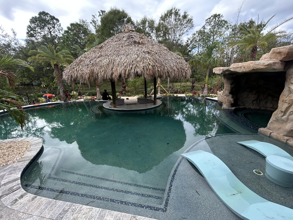 hive_outdoor's tweet image. Who needs to go on vacation when your backyard looks like this?!🤩 #lifeisbetterbythepool #backyardliving #custombackyard #custompoolbuilder