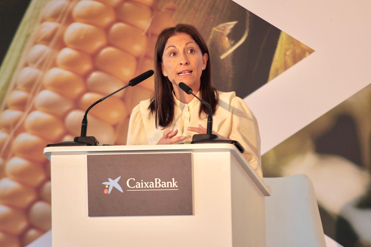 AgroBank_CABK's tweet photo. 🌱 Explorando el futuro del sector agroalimentario: PAC 2025

AgroBank y @CB_BancaPrivada  reúnen a +400 clientes en el @rclubpineda para analizar los retos y oportunidades de la PAC 2025, en una intervención magistral de @MariajoHM2017🤝 https://t.co/6ZQ4bJcwSX