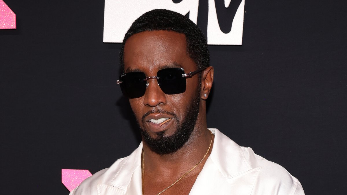V1007's tweet image. Judge Makes Ruling On 'Privileged' Items Found In Raid Of Diddy's Jail Cell | V100.7 v100.iheart.com/content/2024-1…