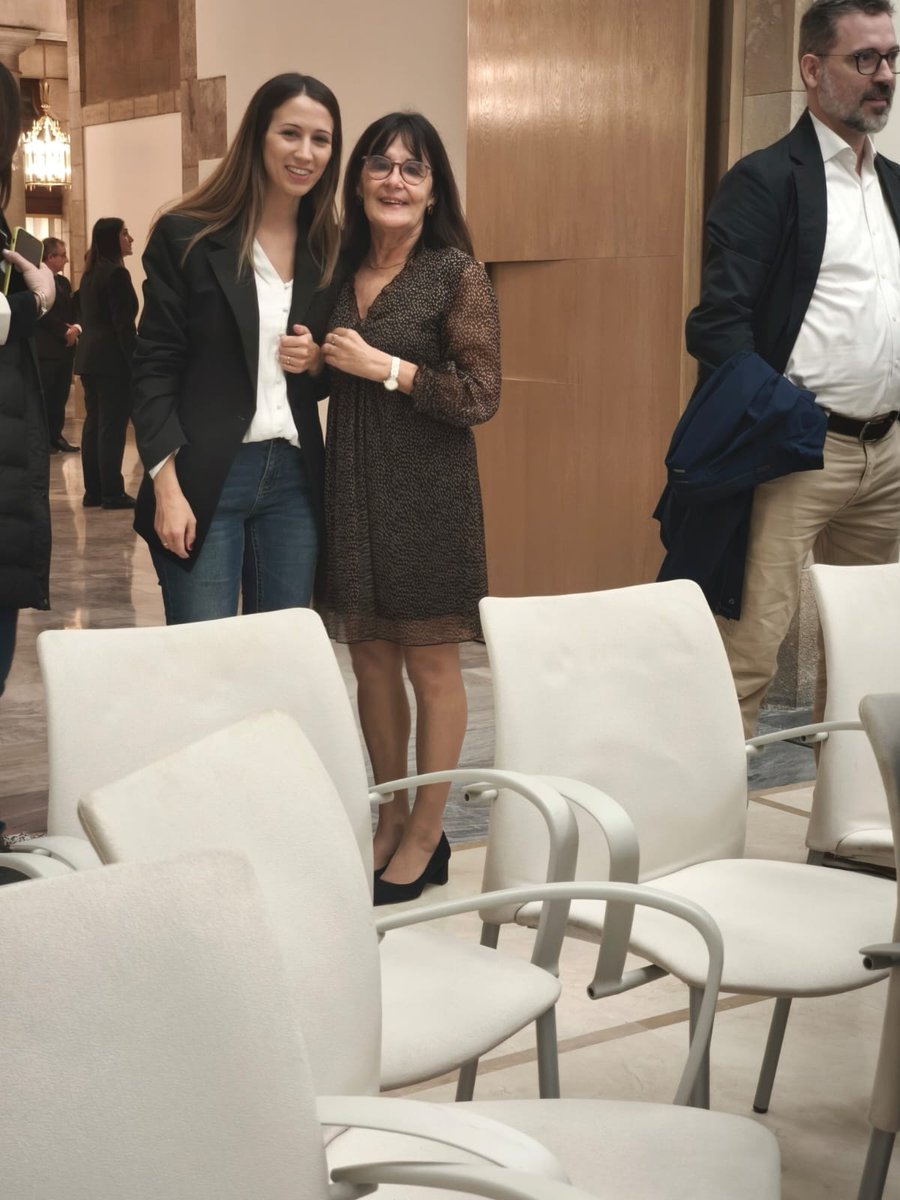 Commemoració 9N al Parlament <a href="/juntsxelmasnou/">Junts pel Masnou</a>  amb en Josep Rull, President Mas, <a href="/judithtoronjo/">Judith Toronjo Nofuentes🎗️</a>   <a href="/mncsls/">Mònica Sales 🎗</a>