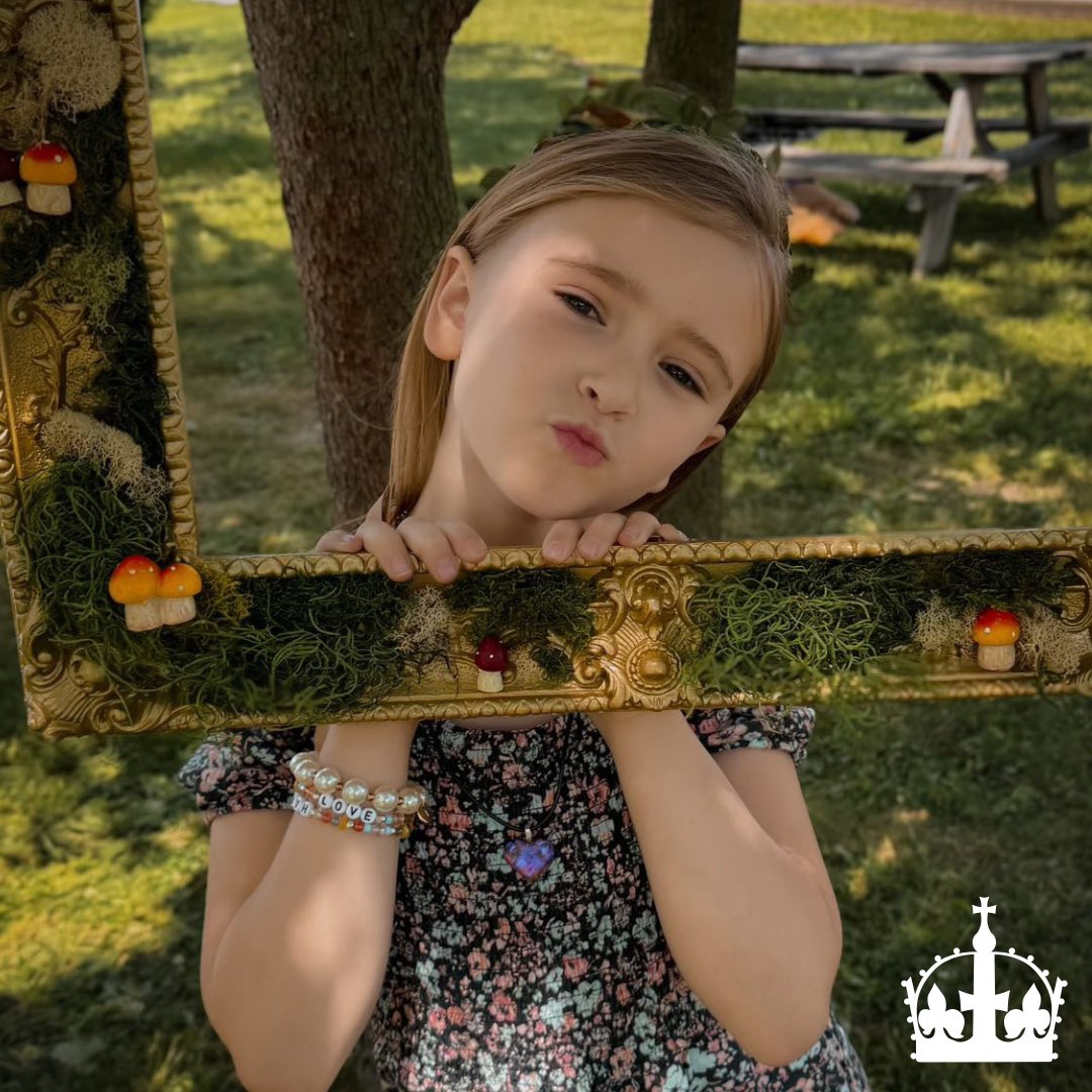 SIXUSTour's tweet photo. Today we are crowning Isla as our D.C. #QueenoftheWeek, nominated by her Aunt Hilary! 👑 #SIXUSTour https://t.co/asZTk0r9ZT
