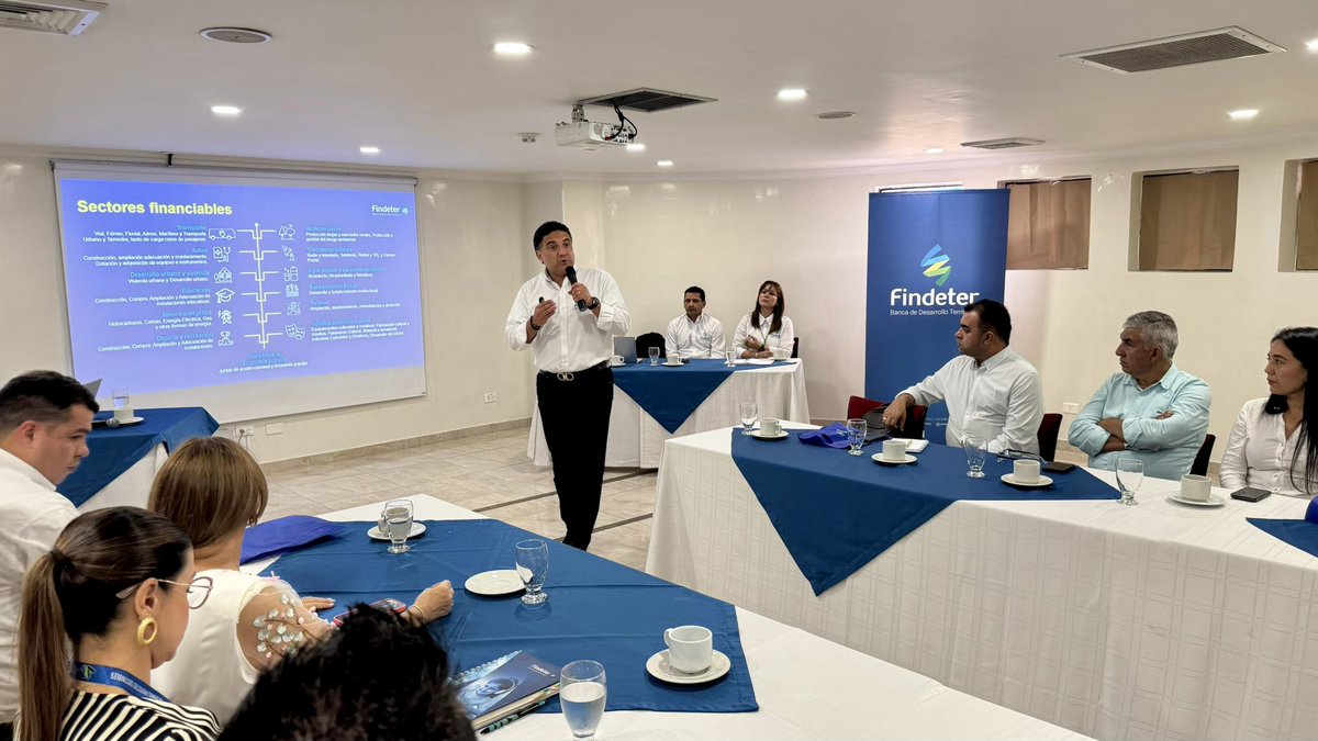 Findeter's tweet photo. Con la estrategia #TransformandoRegiones buscamos acompañar integralmente a los líderes locales durante su mandato, facilitando una gestión eficiente de recursos y el impulso de iniciativas sostenibles que generen un impacto positivo en sus comunidades. https://t.co/4uKynH8cAG